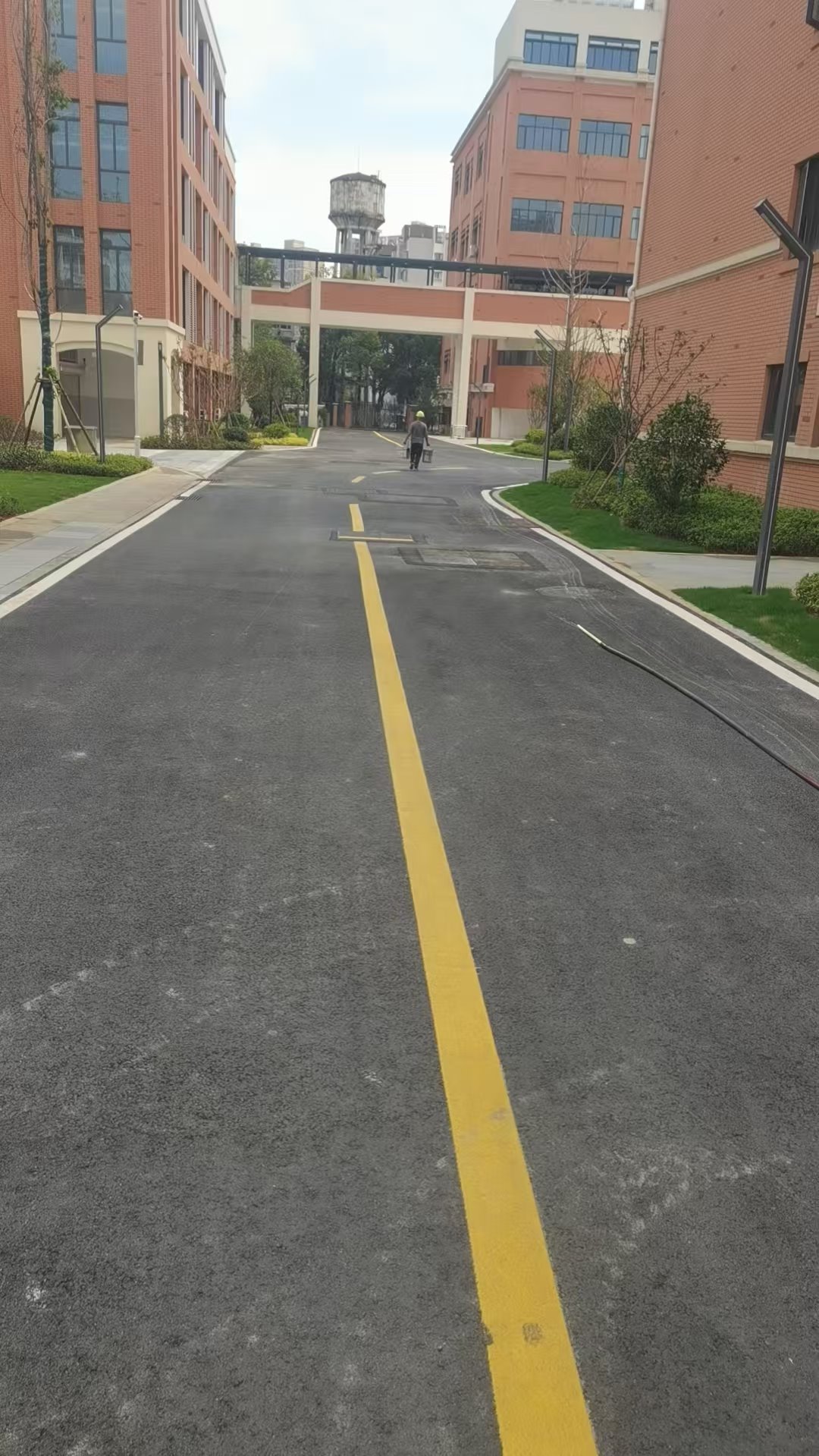 校园道路与建筑之间的室外空间